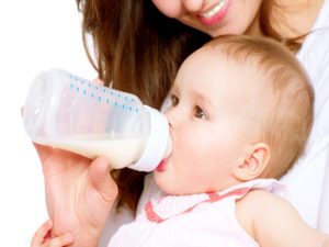 Trẻ 15 tháng tuổi cần có một chế độ dinh dưỡng khoa học vì đây là giai đoạn bé phát triển nhanh cả về thể chất lần tinh thần. Vì vậy một chế độ dinh dưỡng cho bé 15 tháng tuổi hợp lý sẽ giúp bé phát triển một cách toàn diện hơn. Hãy cùng chúng tôi tìm hiểu về chế độ dinh dưỡng cho bé 15 tháng tuổi và nên lựa chọn loại sữa nào cho bé trong độ tuổi này trong bài viết dưới đây. Chế độ dinh dưỡng cho bé 15 tháng tuổi Gạo (nấu cháo) : 120 – 150 g. - Thịt (hoặc cá, tôm…): 100 – 120 g, một tuần ăn 3- 4 quả trứng gà (cả lòng trắng và lòng đỏ). - Sữa 500 ml (nếu thôi bú mẹ). - Dầu (mỡ): 20 – 30 g (4- 6 thìa cà phê loại 5 ml). - Rau xanh: 50 – 80 g. - Quả chín: 100 – 120 g. Để cho bé ăn ngon miệng đồng thời cung cấp nhiều chất dinh dưỡng, mẹ nên chế biến như sau: nấu một nồi cháo trắng nhừ, mỗi bữa múc một bát cho vào xoong con, rồi cho thêm thịt (thịt bò, gà, lợn ) hoặc cá, tôm, trứng, rau xanh, dầu ăn hoặc mỡ. Để bé có thể tăng chiều cao, các mẹ nên cho bé ăn các loại thực phẩm có nhiều can xi (cua, tôm, pho mai, sữa chua) và sắt, kẽm (thịt, lươn, tim, sữa chua). Chú ý tăng cường cho bé vui chơi ngoài trời để tiếp xúc với ánh nắng giúp chuyển hoá vitamin D, phòng còi xương. Bên cạnh đó, lựa chọn đúng loại sữa công thức phù hợp với cơ thể bé, cũng giúp bé khỏe mạnh và phát triển tốt hơn. Lựa chọn loại sữa nào cho bé 15 tháng tuổi Sữa dê công thức DG là một trong số những loại sữa được các chuyên gia và bà mẹ bỉm sữa khuyên dùng cho bé trên 1 tuổi nói chung và 15 tháng tuổi nói riêng. Sữa dê chứa hàm lượng cao các dưỡng chất thiết yếu Oleic acid (Omega 9); Linoleic Acid, Arachidonic Acid (ARA) (Omega 6); Alpha Linolenic Acid (Omega 3); Taurin; Cholin, Zn, Sat,Mg, Selenium… giúp bé phát triển toàn diện hơn. Chất béo trong sữa dê công thức giàu các acid béo chuỗi trung bình (MCFA), acid béo không bão hòa đơn (MUFA), acid béo không bão hòa đa (PUFA), giọt chất béo trong sữa dê có kích thước nhỏ, phân bố đều nên trẻ dễ tiêu hóa và hấp thu hơn. Những ưu điểm của dòng sữa dê công thức DG Sữa dê công thức tăng cường hệ miễn dịch tự nhiên khởi đầu khỏe mạnh Khi không thể nuôi con hoàn toàn bằng sữa mẹ, mẹ cần tìm nguồn dinh dưỡng thay thế tốt nhất, thực sự gần với thể trạng mong manh và chưa hoàn thiện của trẻ để con hưởng trọn vẹn tình yêu thương, phát huy tối đa tiềm năng vốn có. Sữa dê công thức nguồn sữa mát lành dễ tiêu hóa và hấp thu Đạm sữa dê chứa đầy đủ 9 acid amin thiết yếu mà cơ thể không tự tổng hợp được: tryptophan, Lysine, Valine,… tồn tại ở dạng tự do với hàm lượng tương đương 66% mức acid amin tự do trong sữa người và cao gấp 3 lần trong sữa bò. Các acid amin này có cấu trúc phân tử chuỗi ngắn phù hợp với nhu cầu và thể trạng mong manh của trẻ, giúp trẻ rất dễ tiêu hóa và hấp thu các dưỡng chất, hỗ trợ trẻ tăng cân tốt và không gây táo bón. Sữa dê công thức giúp phát triển trí não của trẻ Chất béo trong sữa dê công thức giàu các acid béo chuỗi trung bình (MCFA), acid béo không bão hòa đơn (MUFA), acid béo không bão hòa đa (PUFA), giọt chất béo trong sữa dê có kích thước nhỏ, phân bố đều nên trẻ dễ tiêu hóa và hấp thu hơn. Sữa dê công thức còn được khuyến cáo sử dụng tốt cho trẻ dưới 12 tháng tuổi. Với chế độ dinh dưỡng hợp lý và khoa học, chú bé yêu nhà mẹ luôn khỏe mạnh và phát triển toàn diện.