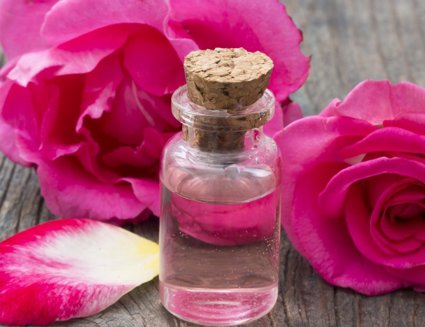 Công dụng của nước hoa hồng đối với da mụn