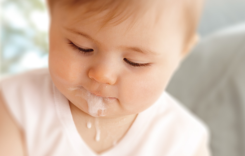 Bật mí phương pháp xử lý khi trẻ sơ sinh bị ọc sữa lên mũi