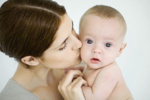 Các tác hại khi hôn trẻ sơ sinh mẹ cần nên biết