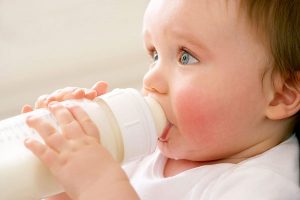Dấu hiệu nhận biết trẻ bị dị ứng sữa công thức