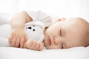 Trẻ lắc đầu liên tục khi ngủ phải làm sao?