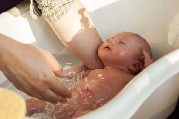 Tắm cho trẻ sơ sinh, tránh xa nước dừa, bố mẹ nhé!