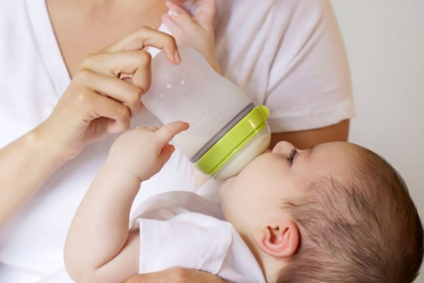 Bình sữa sơ sinh nào tốt gần giống với ti mẹ?