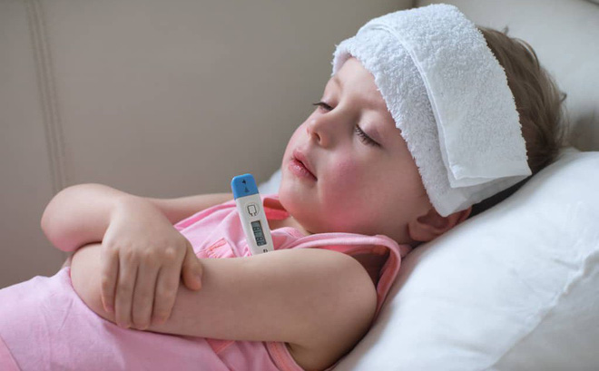7 cách hạ sốt cho trẻ an toàn không cần dùng thuốc